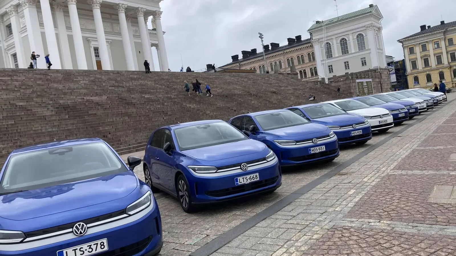 Uudet sähkö-Volkswagen Polot luovutettiin Senaatintorilla