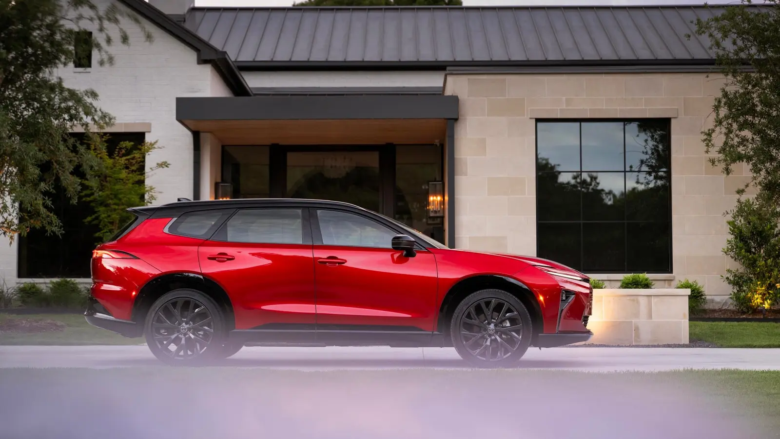 Toyota Crown Signia 2027 saa enemmän vakiovarusteita