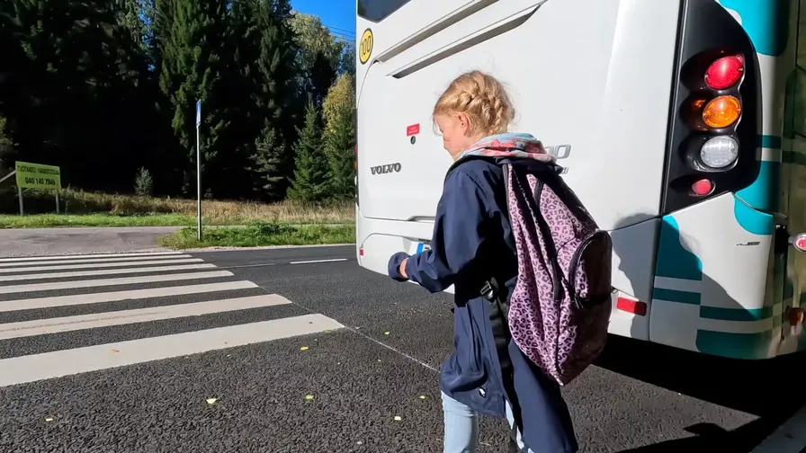 Autoliitto: Näin opetat lapselle turvallisen bussimatkan