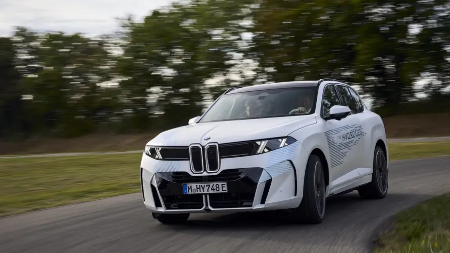 BMW iX5 Hydrogen siirtyy laboratoriosta maantielle