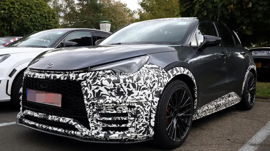 Lexus LBX Morizo RR:n radikaali prototyyppi radalla