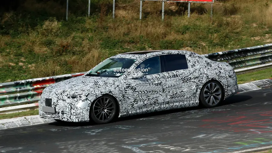 Mercedes E-Class Electric testissä Nürburgringillä