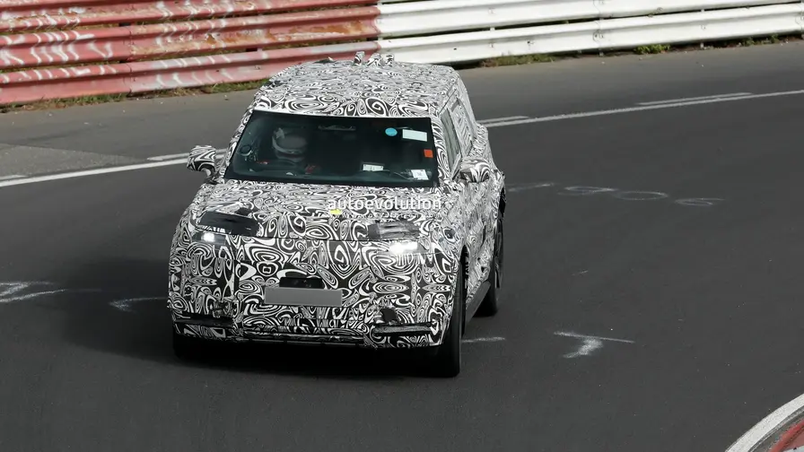 Land Rover Defenderin pienoisversio testissä Nürburgringillä