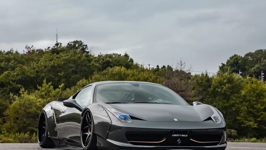 Liberty Walkin Ferrari 458 saa näyttävän leveän korisarjan
