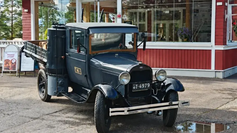 VR:n ensimmäinen kotiinkuljetusauto säilyi Suomessa