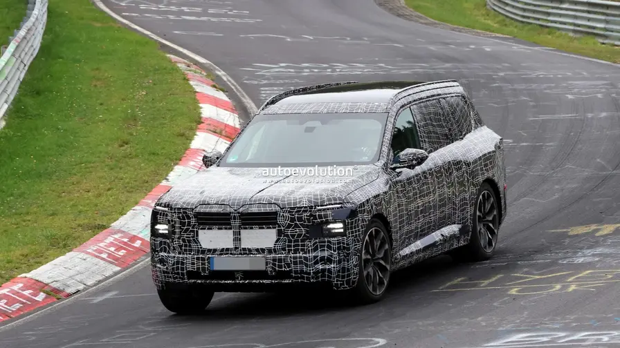 BMW iX7 sähköautona kuvattiin Nürburgringillä testissä