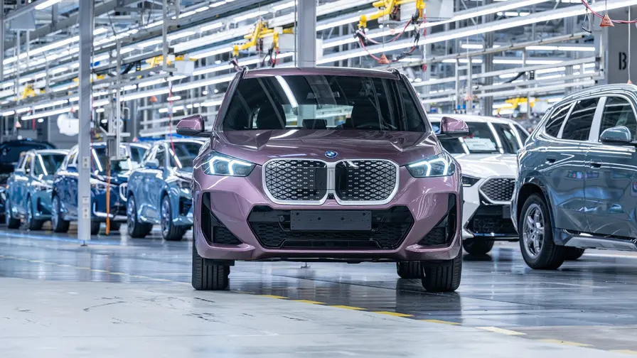 BMW leikkaa johdosta 20 prosenttia AI-uudistuksessa