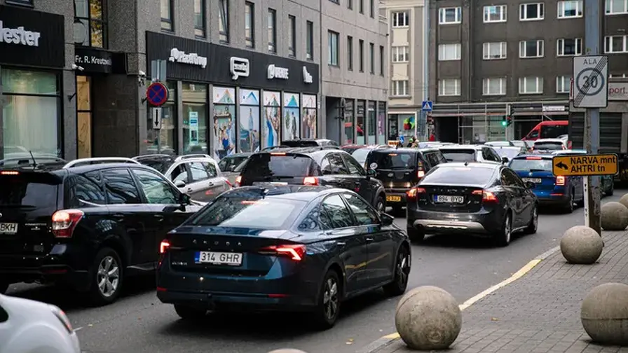 Näin suomalaisperhe säästi autoilusta 200 euroa kuussa