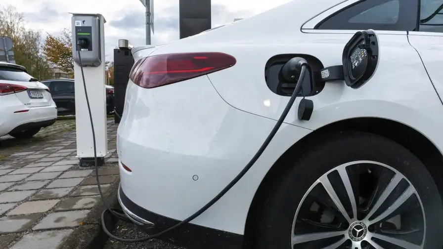 Täyssähköautojen osuus ylitti 50 prosentin rajan Suomessa