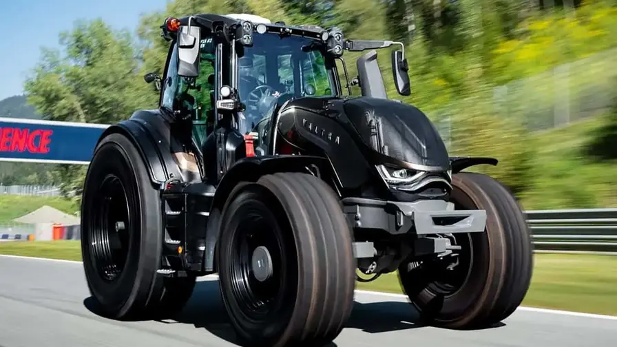 Valtra T236 kiersi Red Bull Ringin 87 km/h vauhdilla
