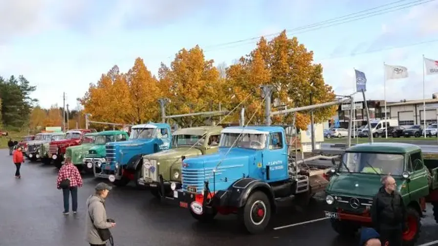 Yli sata veteraanikuorma-autoa kiertää Itä-Uuttamaata